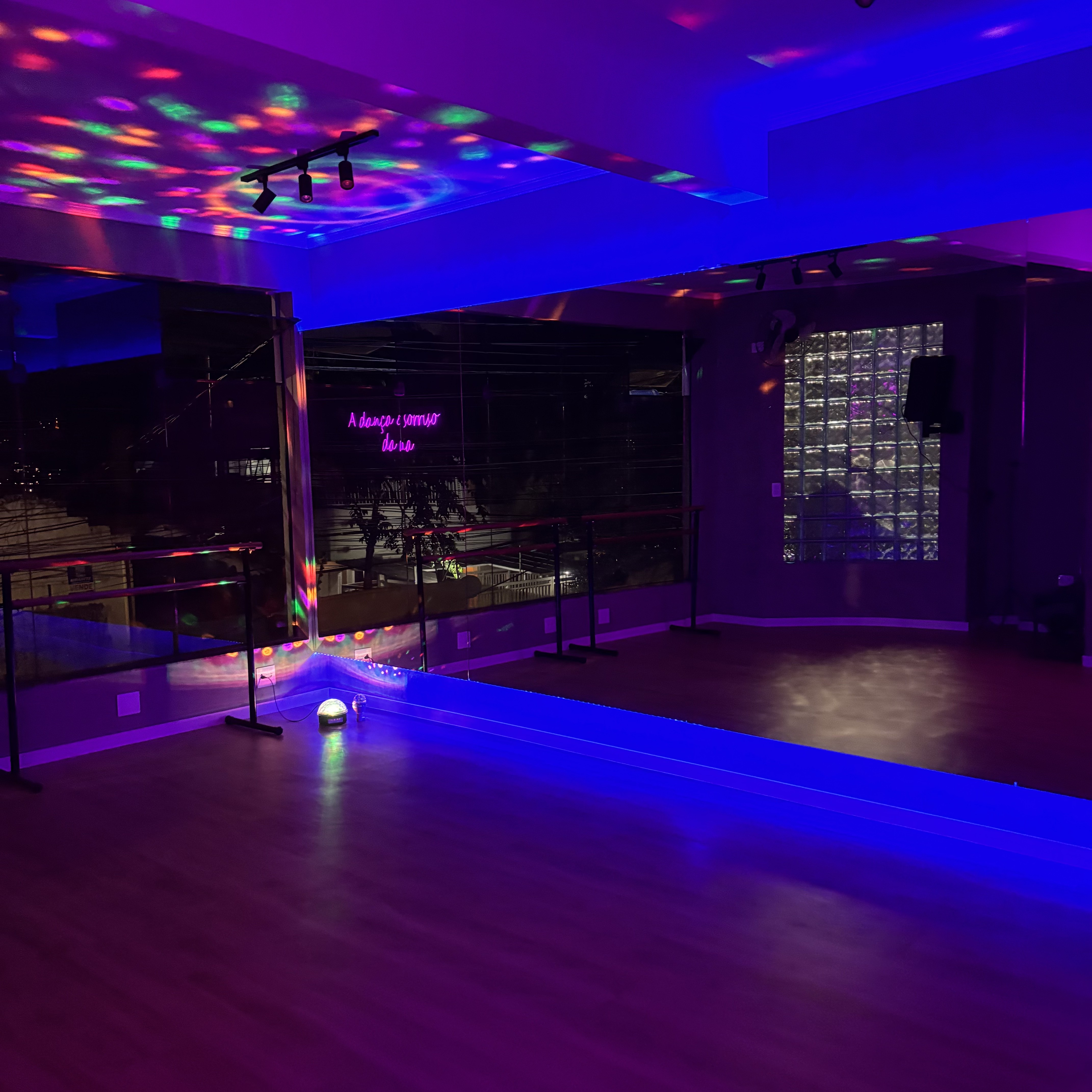Aula de Pista de Dança no Dancefloor com iluminação neon e clima de balada